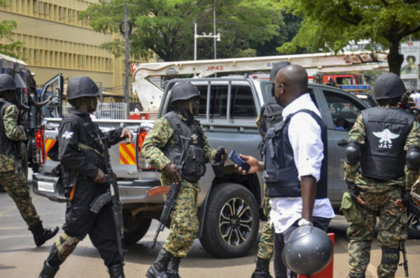 Double attentat en Ouganda : la police dit avoir abattu cinq suspects et arrêté 21 personnes