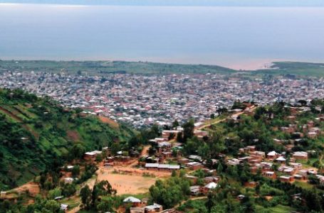 Bujumbura, vue depuis les collines qui la surplombent. © LANDRY NSHIMIYE POUR J.A.