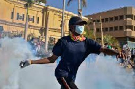 Un manifestant réclamant le transfert aux seuls civils du pouvoir soudanais renvoie une grenade lacrymogène en direction des forces de sécurité, le 30 novembre 2021, à Khartoum. © AFP