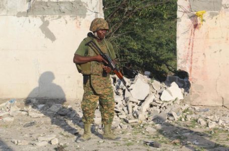 Un soldat sur les lieux d’un attentat suicide à Mogadiscio, en Somalie.
AFP