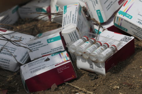 Des échantillons de vaccins expirés contre la maladie à coronavirus d’AstraZeneca (COVID-19) sont observés sur la décharge de Gosa à Abuja, au Nigéria, le 22 décembre 2021. REUTERS/Afolabi SotundeLire 