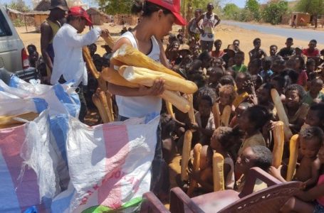 Distribution de nourriture par l’association. Crédit photo : SOS Toliara 