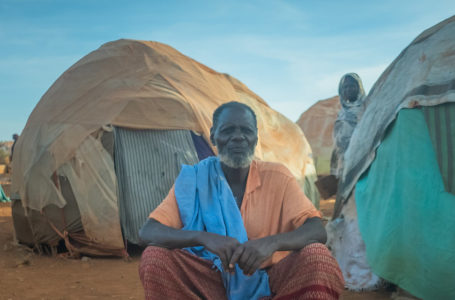 UNDP/Said Fadheye
Un aîné somalien dans un camp de personnes déplacées à Baidoa, en Somalie. Ces dernières années, ce sont les catastrophes naturelles – et non le conflit – qui ont été la principale cause de déplacements en Somalie