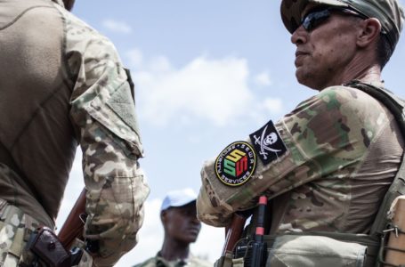 Un membre d’une société de sécurité privée russe, en charge de la protection rapprochée du président centrafricain Touadéra. (FLORENT VERGNES / AFP)