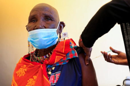 Nandoiye Ole Yiele, 74 ans, reçoit sa première dose de vaccin contre le Covid-19, à Matapato, Kenya, le 23 août 2021.   PHOTO / THOMAS MUKOYA / REUTERS.
