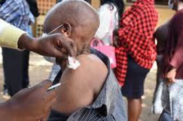 Covid-19: le Kenya remet en place son passe vaccinal pour lutter contre Omicron