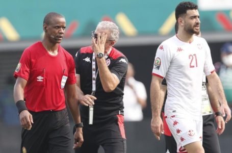 ‘arbitre du match Mali-Tunisie aux côtés du sélectionneur tunisien Mondher Kebaier.
Crédit: Getty Images