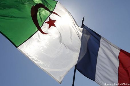 Drapeaux algérien et français