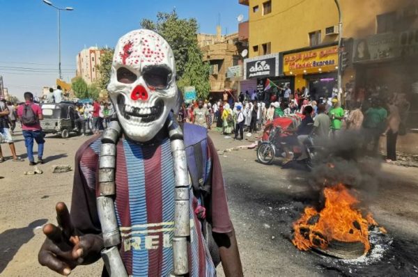 Au Soudan, des milliers de manifestants visés par des grenades lacrymogènes