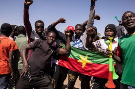 Des manifestants brandissent le drapeau burkinabè en soutien aux putschistes, place de la Nation à Ouagadougou le 25 janvier 2022
afp.com/OLYMPIA DE MAISMONT