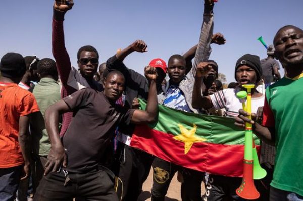 Burkina : après la démission de Kaboré, manifestations de soutien aux putschistes