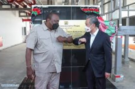 Le président kényan Uhuru Kenyatta (G) et le ministre chinois des Affaires étrangères Wang Yi (D) visitent le 6 janvier 2022 un nouveau terminal portuaire à Mombasa, au Kenya, financé par la Chine
afp.com/-