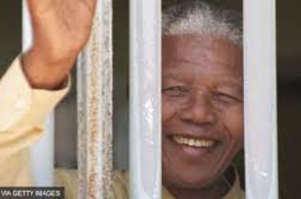 La vente d’une ancienne clé de cellule de Nelson Mandela fait polémique en Afrique du Sud