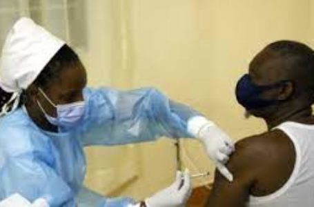 Un travailleur médical injecte une deuxième dose de vaccin Astrazeneca à un patient dans un centre de vaccination Covid-19 (coronavirus) à Kigali, le 27 mai 2021.
