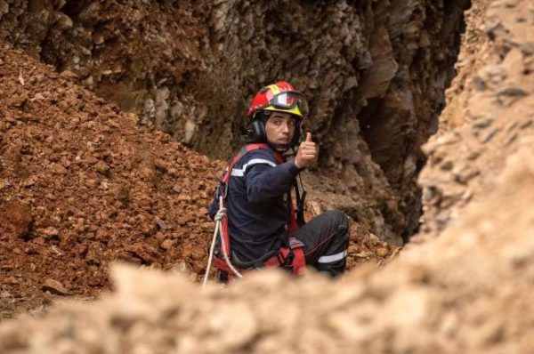 Au Maroc, les secouristes entrent dans le tunnel pour extraire le petit Rayan