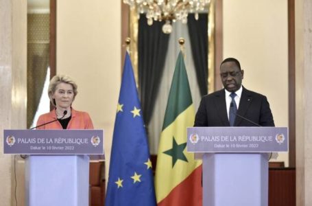 La présidente de la Commission européenne Ursula von der Leyen en conférence de presse à Dakar, jeudi 10 février 2022, avec le président du Sénégal, Macky Sall. | SEYLLOU / AFP