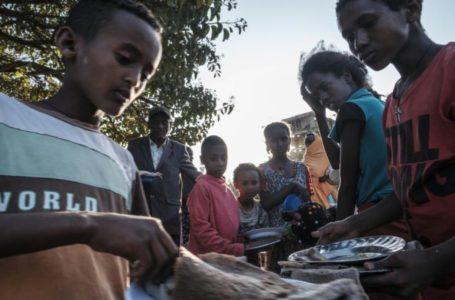 Des enfants déplacés du Tigré se partagent un repas devant leur école à Mekele, le 24 février 2021
afp.com – EDUARDO SOTERAS