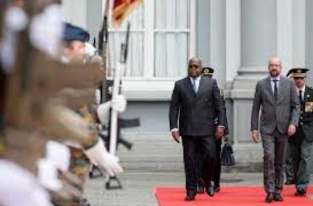 Le 17 septembre 2019, le président congolais Félix Tshisekedi se rend en Belgique pour sa première visite officielle. Sur la photo, il marche aux côtés de Charles Michel, le Premier ministre belge. 
©AP Photo/Virginia Mayo