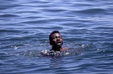 n African migrant screams for help while facing difficulties in the water at the border between Morocco and the Spanish enclave of Ceuta on May 19, 2021
–  
Copyright © africanews
FADEL SENNA/AFP or licensors