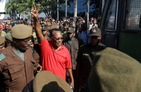Le chef du principal parti d’opposition tanzanien, Freeman Mbowe, clignote deux doigts pour saluer lorsqu’il arrive devant un tribunal, où il fait face à des accusations liées au terrorisme, à Dar es Salaam, en Tanzanie, le 18 février 2022. REUTERS/Emmanuel Herman