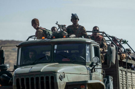 Des troupes fédérales éthiopiennes près d’Agula, au nord de Mekele, la capitale du Tigré, ici le 8 mai 2021. © Ben Curtis, AP