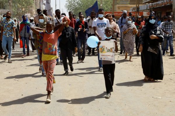 Des manifestants soudanais font face à des gaz lacrymogènes lors d’un rassemblement pour la Journée de la femme