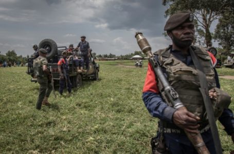 
Un membre des forces armées de la RDCongo lors d’une patrouille à Rutshuru, à environ 70 km de Goma, après des heurts avec les rebelles du M23, le 3 avril 2022
afp.com – Guerchom NDEBO