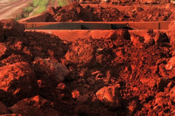 Guinée : les compagnies minières sommées de transformer la bauxite sur place