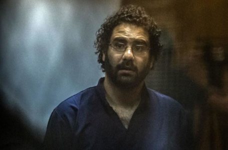 Alaa Abdel Fattah, le 23 mai 2015, au tribunal du Caire. KHALED DESOUKI / AFP