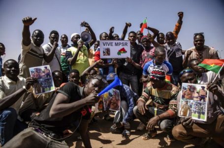 A Ouagadougou, le 26 janvier 2022, manifestation de soutien au Mouvement patriotique pour la sauvegarde et la restauration (MPSR) qui a pris le pouvoir au Burkina Faso.
© AP Photo/Sophie Garcia