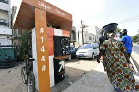 Une borne «Orange Money» à Ouakam, dans la banlieue de Dakar au Sénégal, qui permet le transfert d’argent par téléphone. ©AFP/SEYLLOU